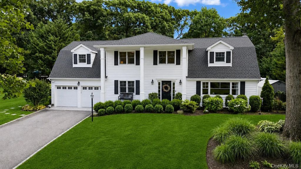 8 Rochelle Lane, Northport