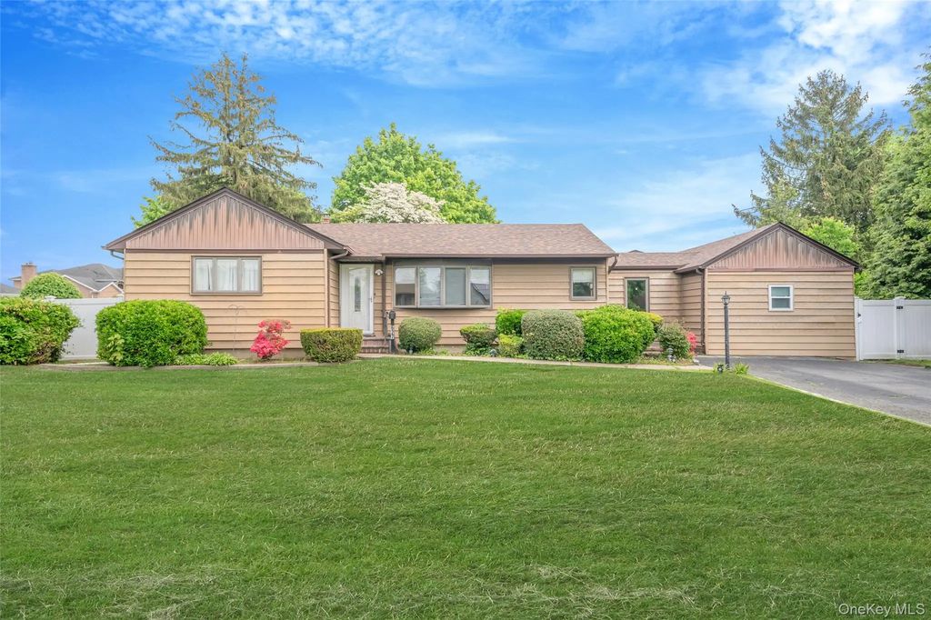 627 Carlls Path, Deer Park