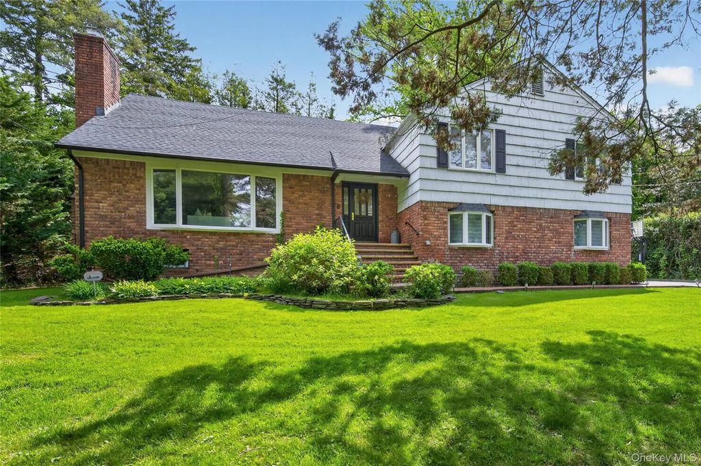 112 The Intervale, Roslyn Estates