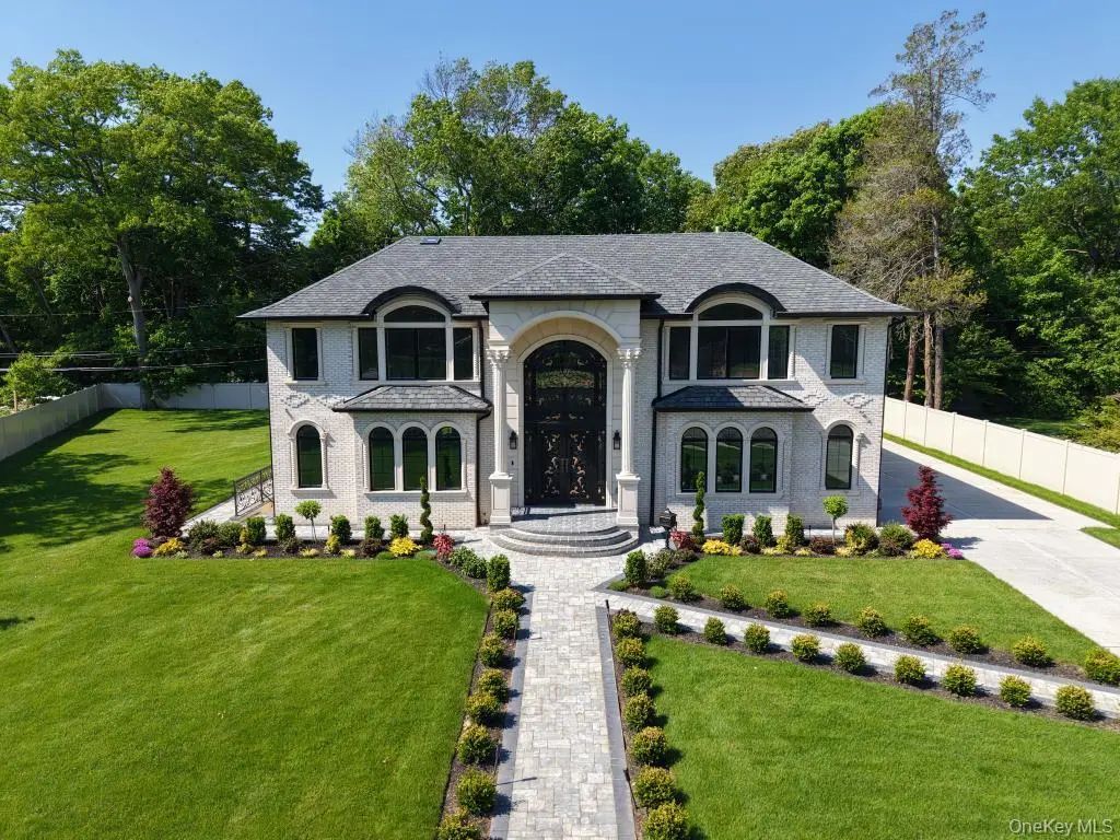33 Parkway Drive, Roslyn Heights