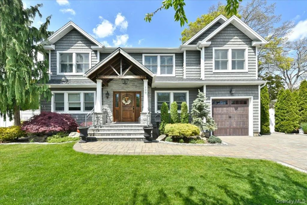 129 Commonwealth Avenue, Massapequa