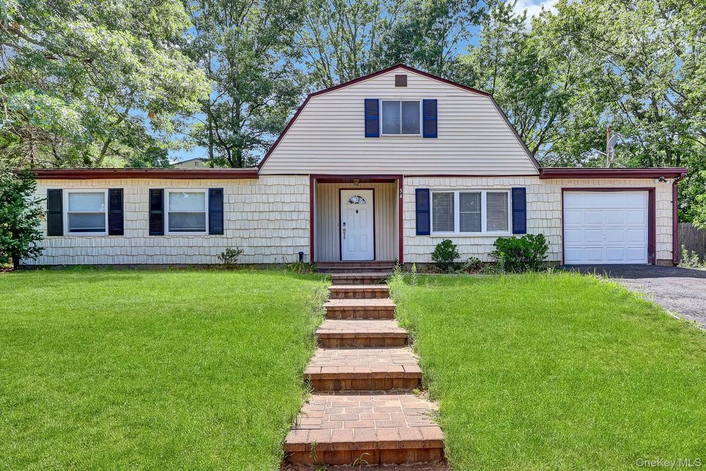 54 College Hills Drive, Farmingville