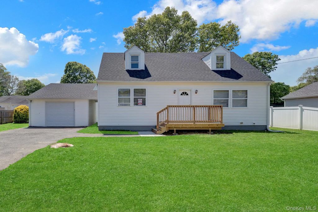 46 Rockledge Drive, Shirley
