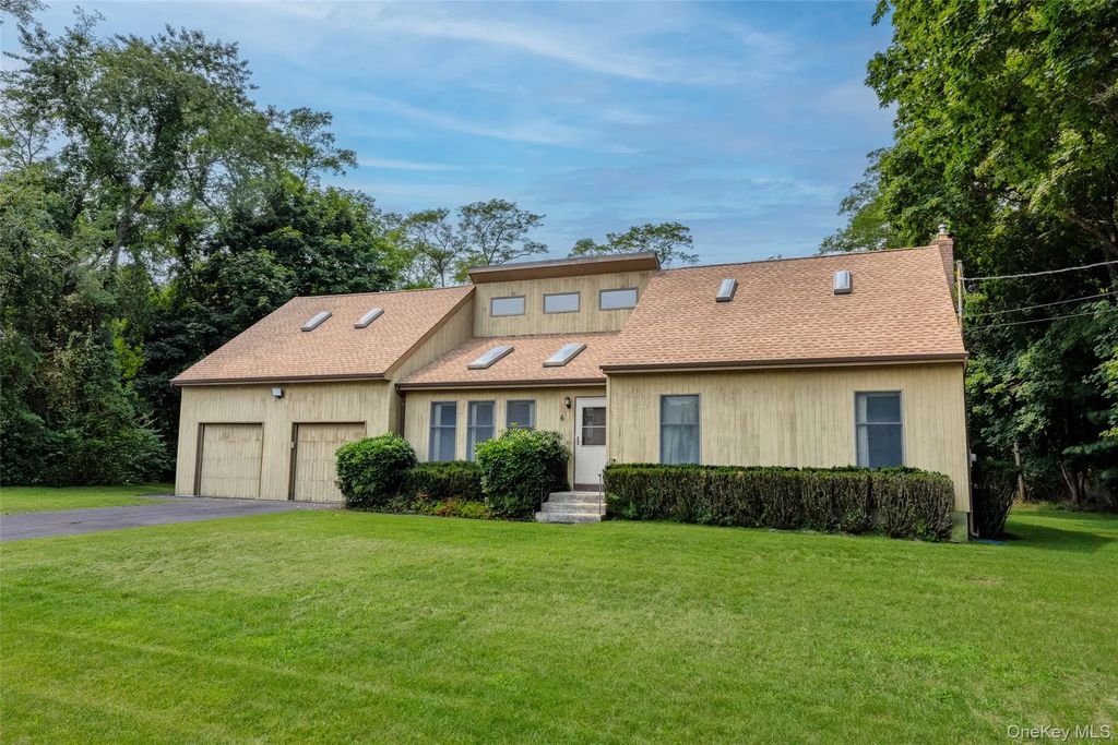 6 Cedar Street, Moriches