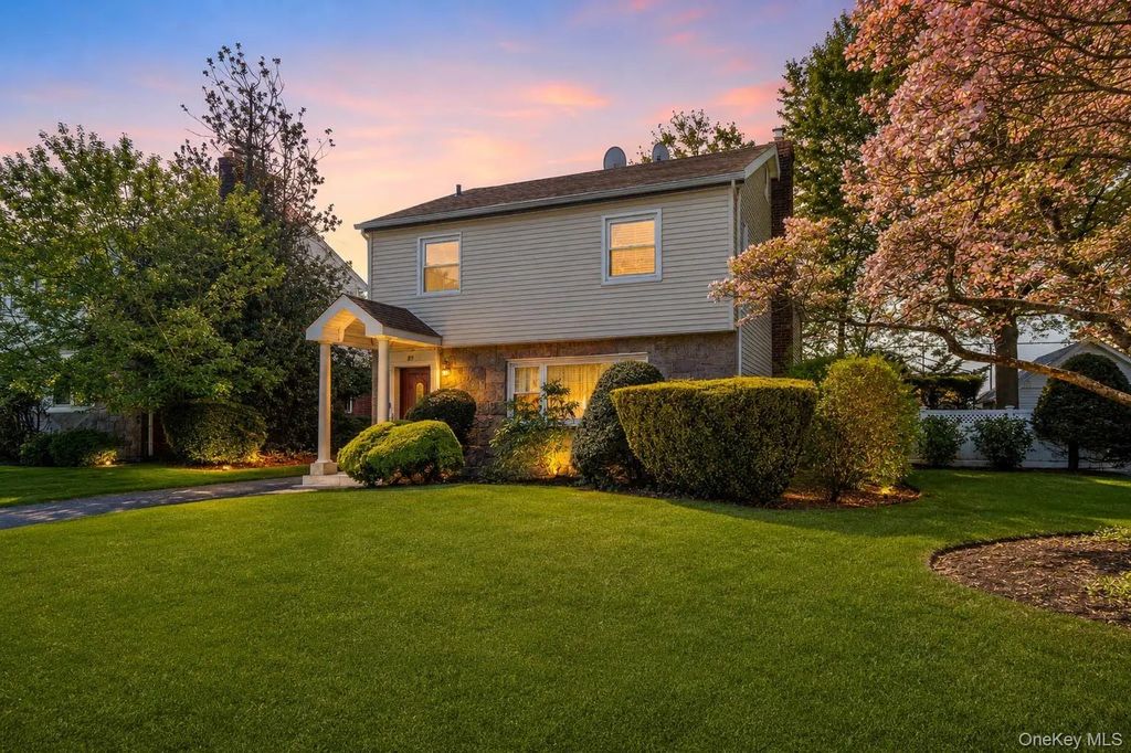 99 Norwood Avenue, Malverne