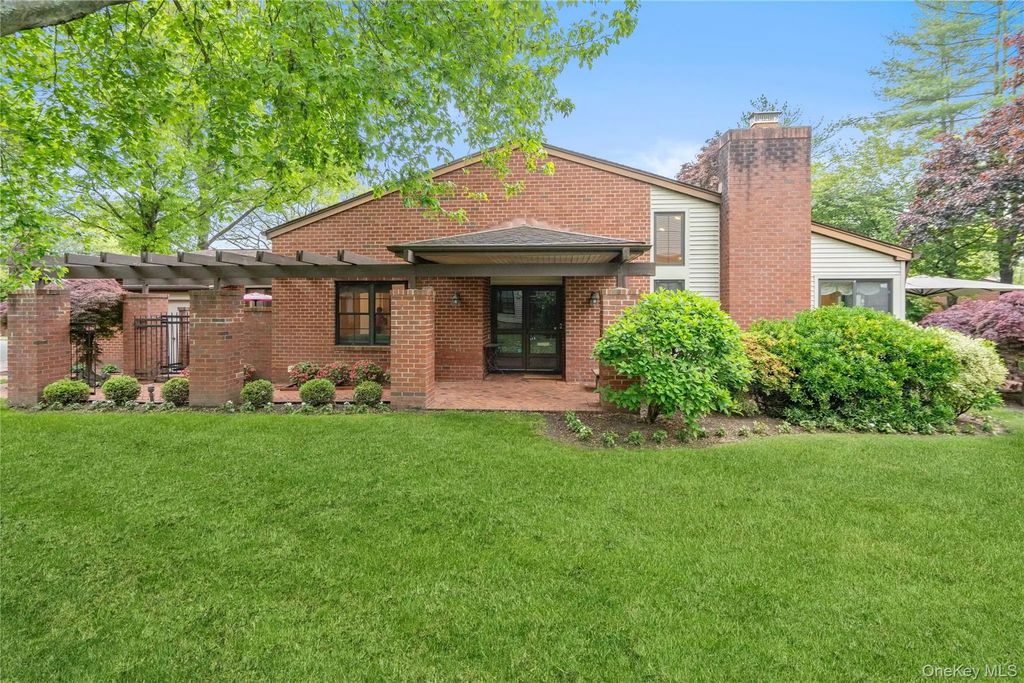 111 Dove Hill Drive, Manhasset