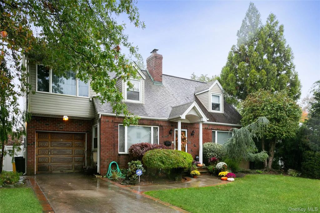 11 Avon Road, Hewlett