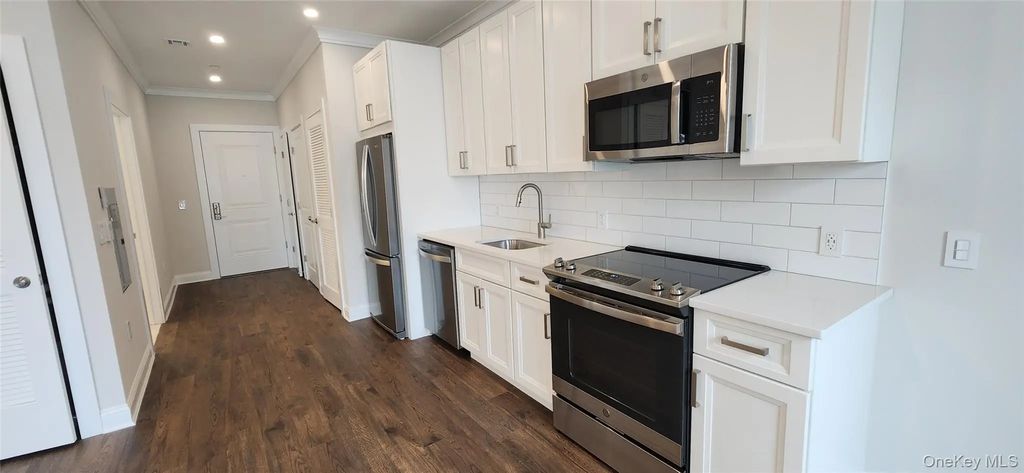 5 Freer Street 411, Lynbrook