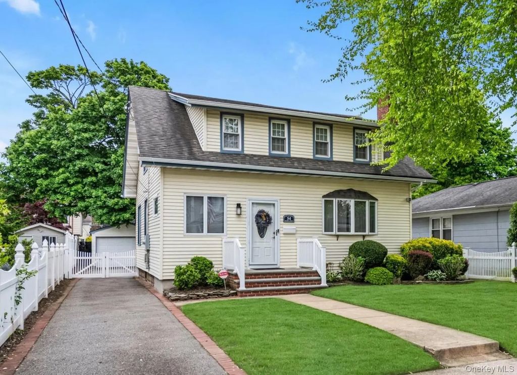 54 Rolling Street, Lynbrook