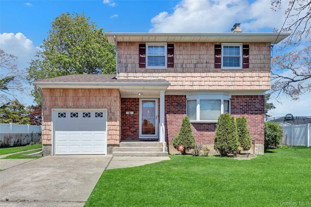 211 Lynbrook Street, Islip Terrace