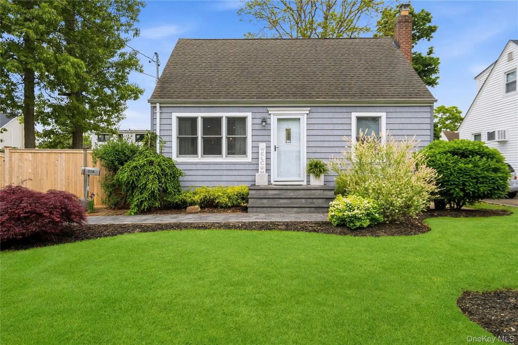 319 N Fulton Avenue, Lindenhurst