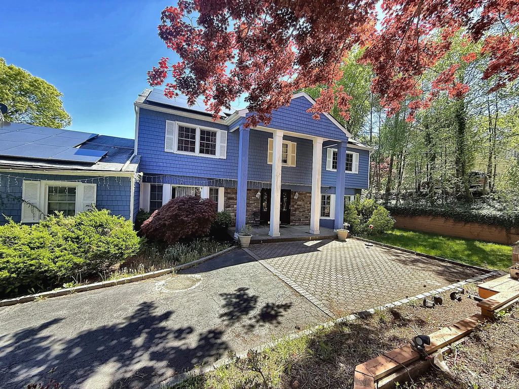 25 Lisa Drive, Dix Hills