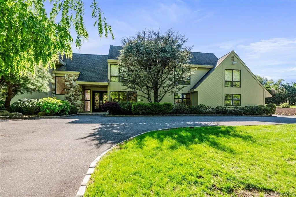 5 Twin Ponds Street, Great Neck