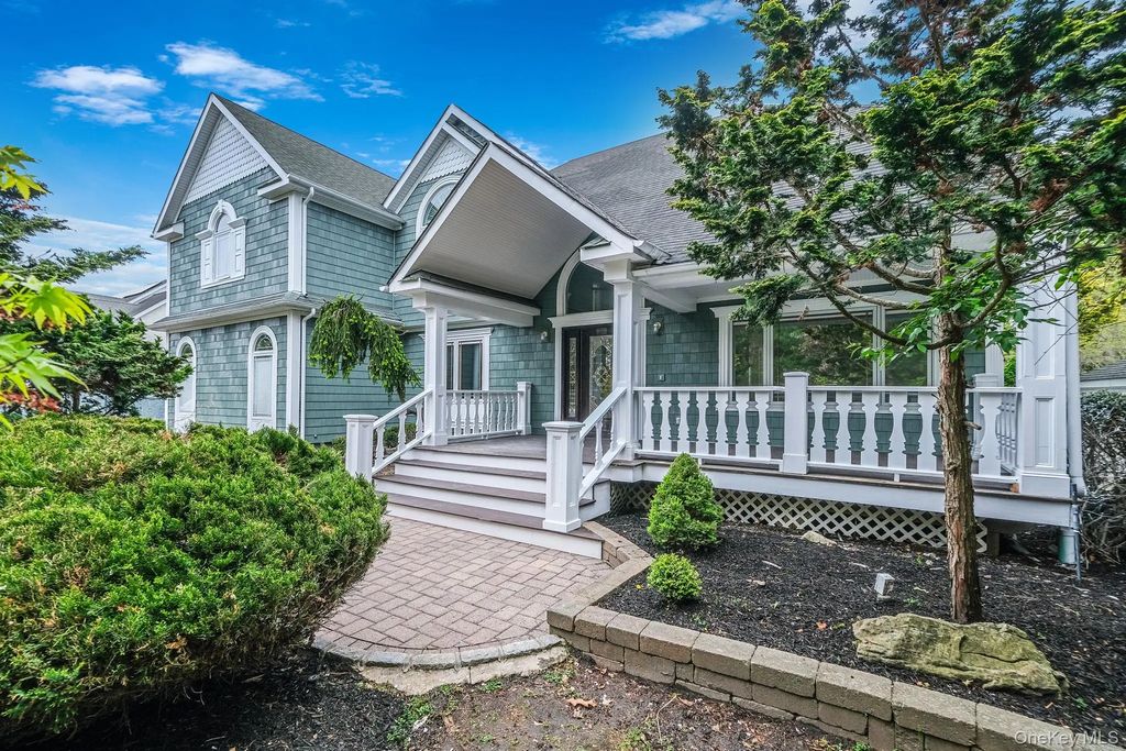 6 Robert Court, Center Moriches