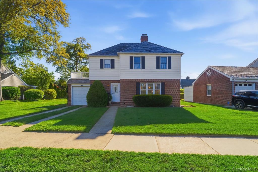 5 Franklin Court W, Garden City