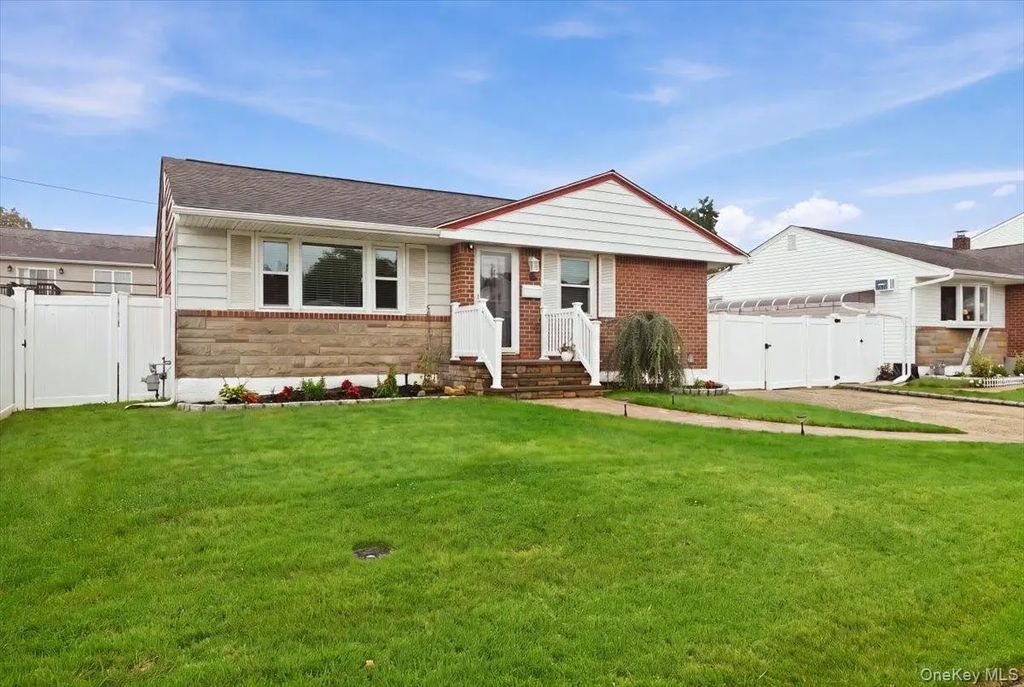 16 Buckner Avenue, Hicksville