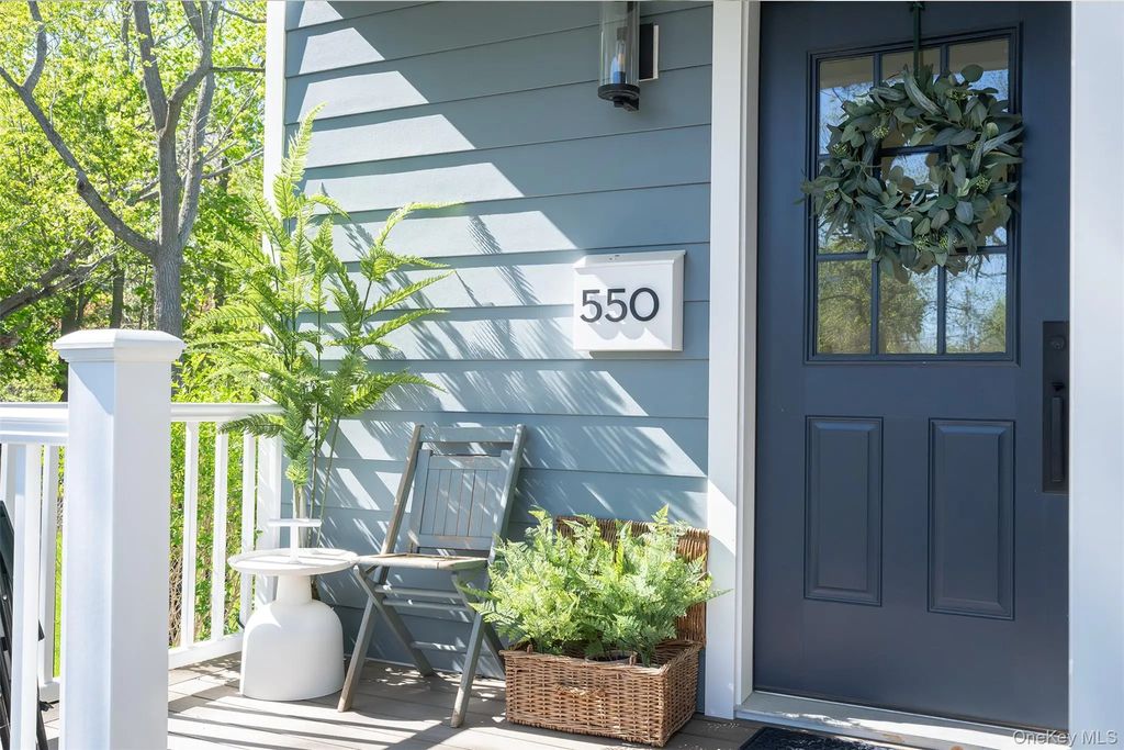 550 Madison Avenue, Greenport