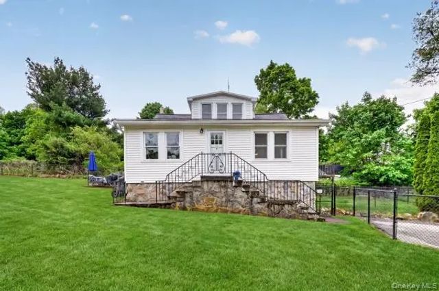 12 Hermitage Road, Brewster