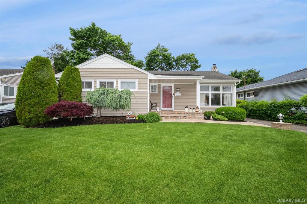 361 Spruce Lane, East Meadow