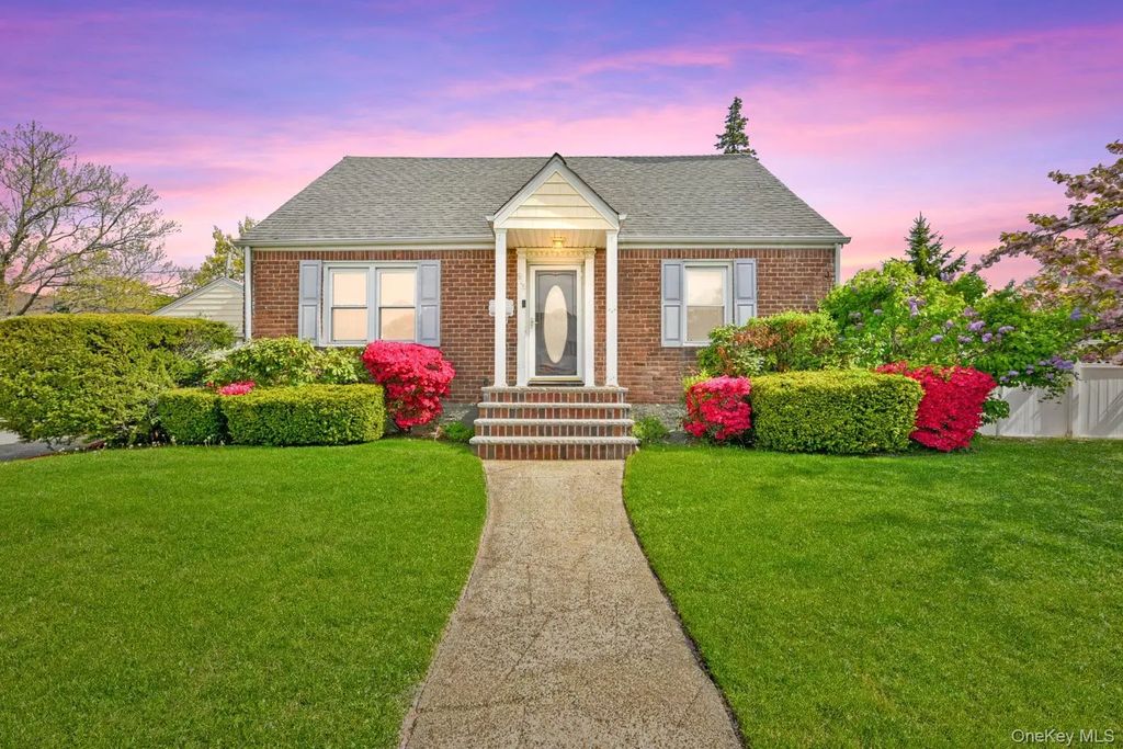 916 Center Drive, Franklin Square