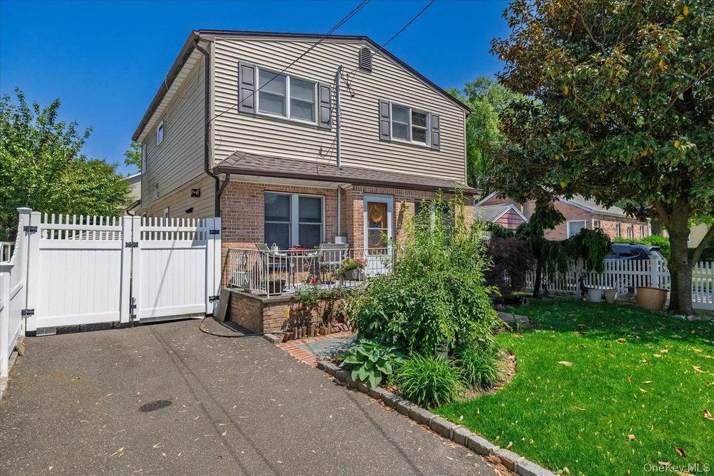 212 Gordon Avenue, Westbury