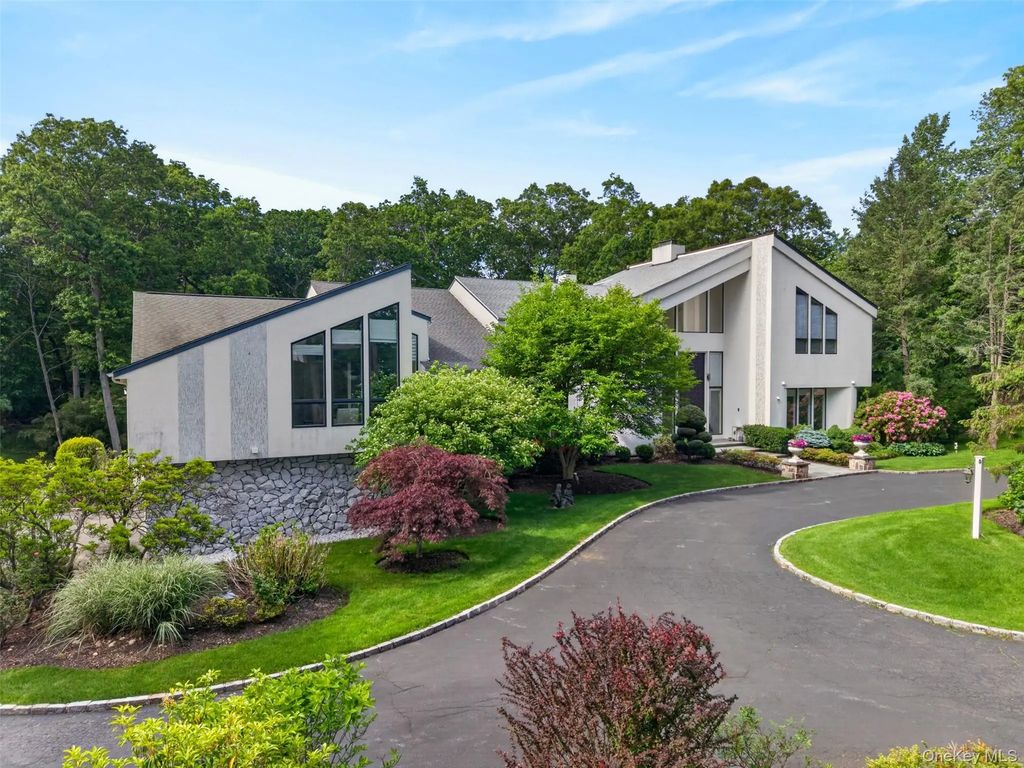 80 Tall Oak Crescent, Syosset