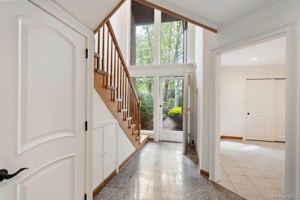 41 E View Court, Jericho