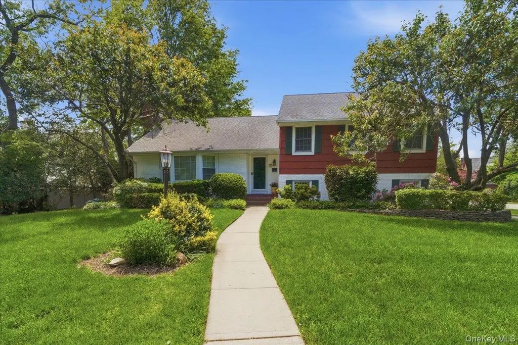 8 Prospect Avenue, Garden City