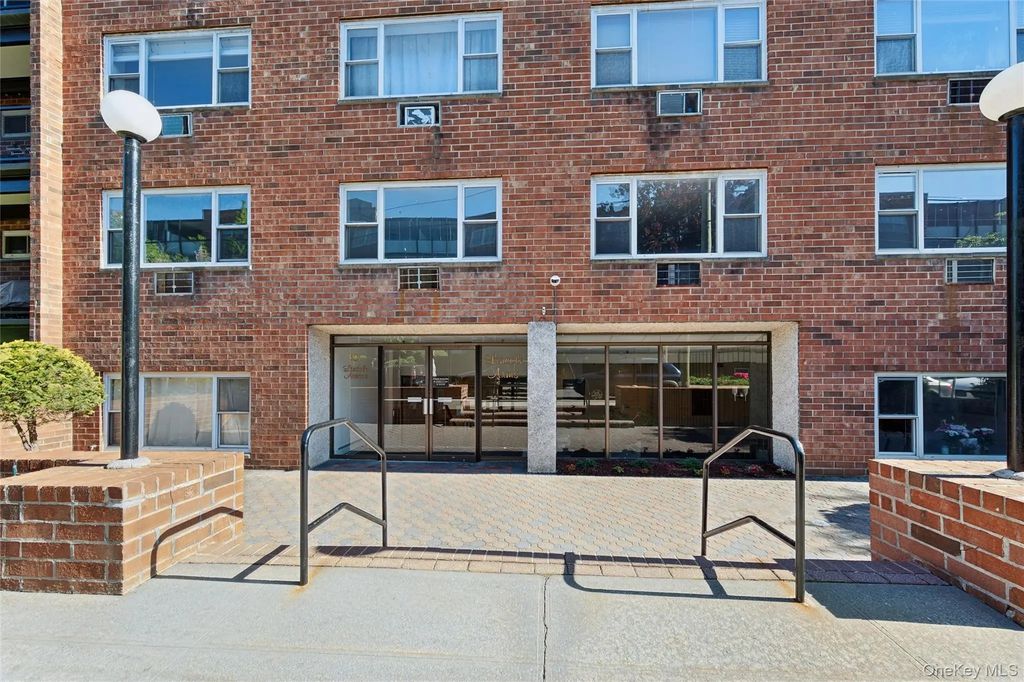 101 Lincoln Avenue 4h, Mineola