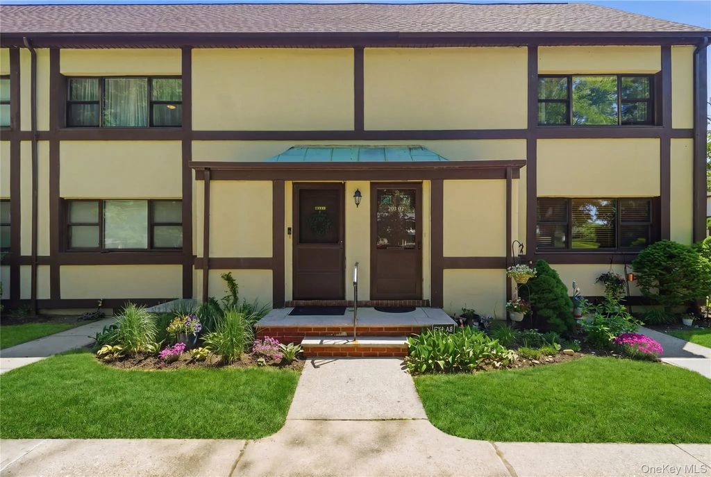 286 Cherry Valley Avenue A2, Garden City
