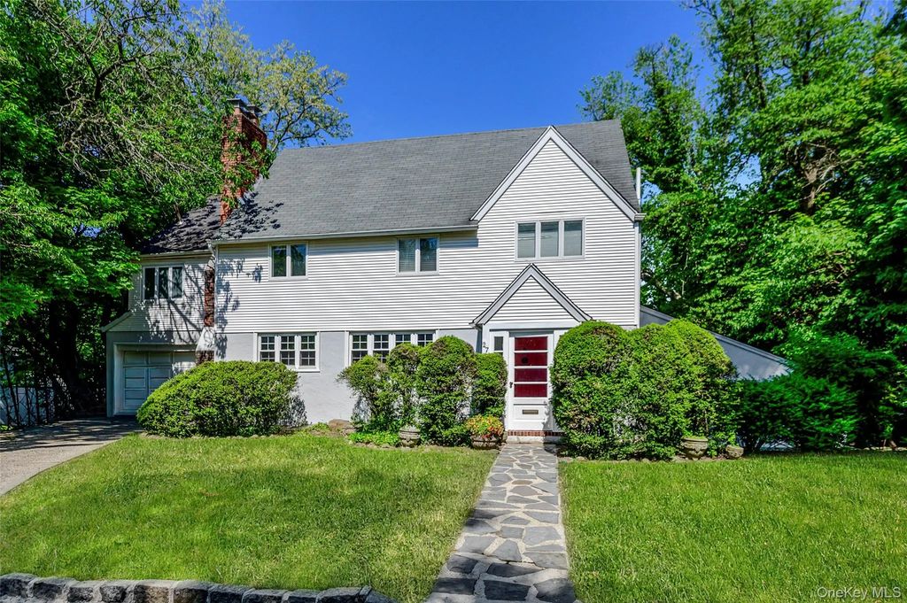 27 Ridge Drive E, Great Neck