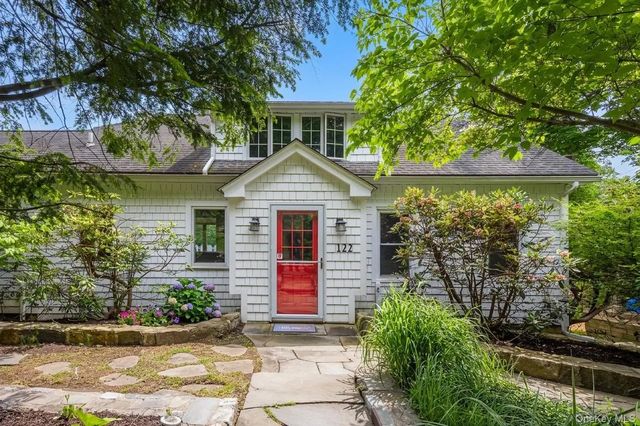122 Dutchess Drive, Holmes