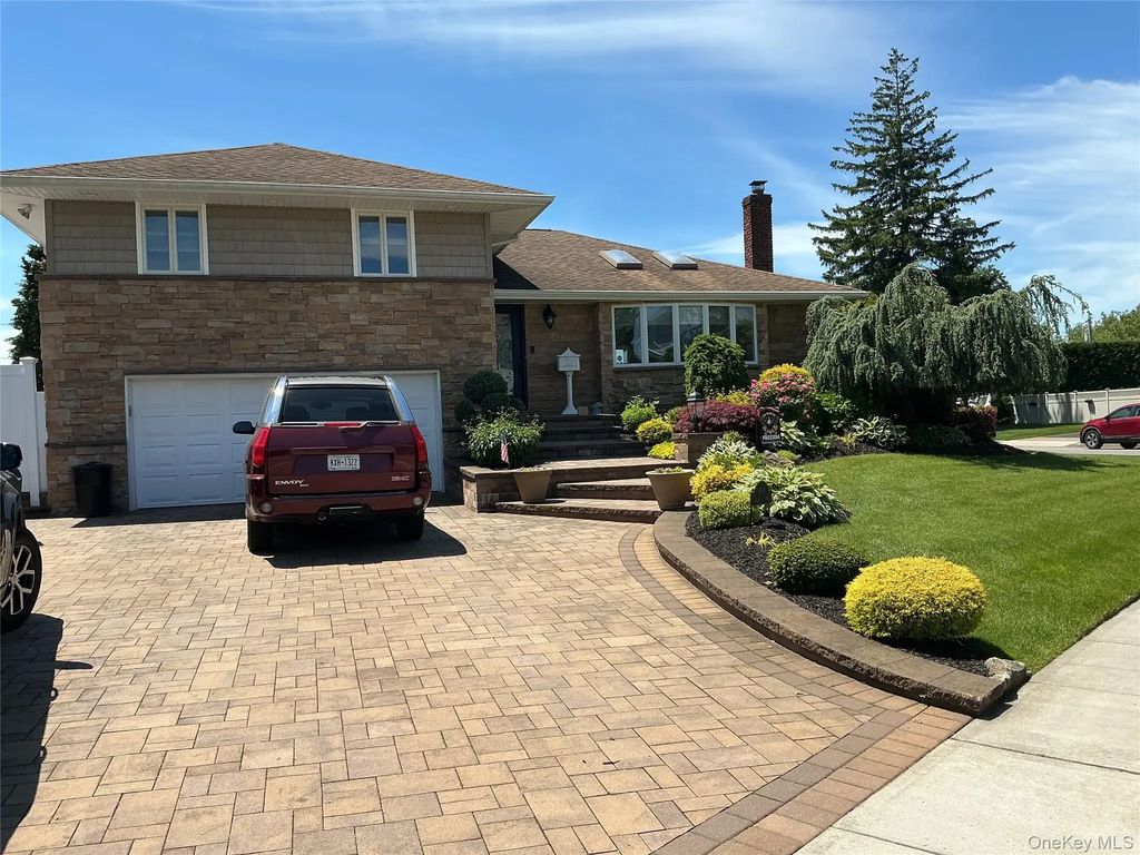 909 Berkshire Drive, Westbury