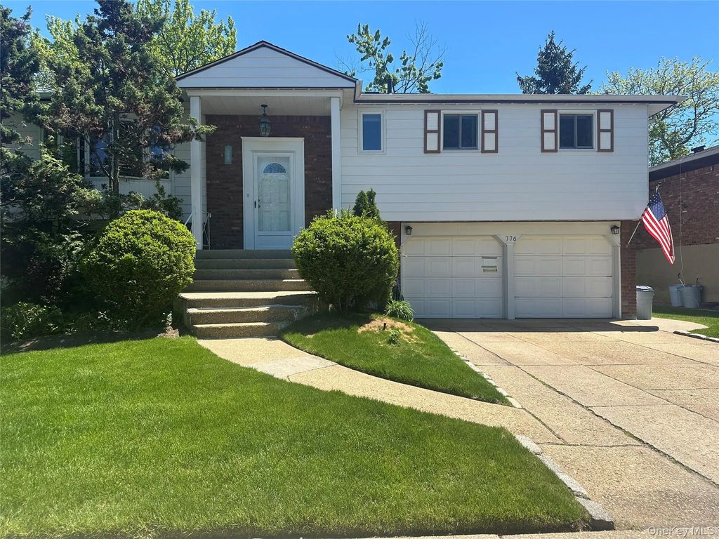 776 Bunker Road, North Woodmere