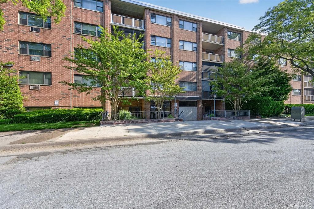 100 Clinton Avenue 2y, Mineola