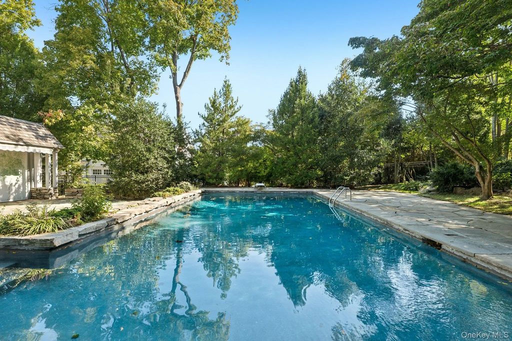 18 Heights Road, Manhasset