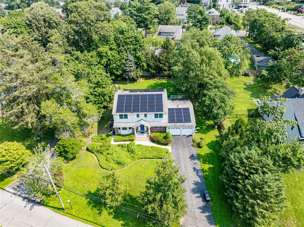 220 Windsor Avenue, Brightwaters