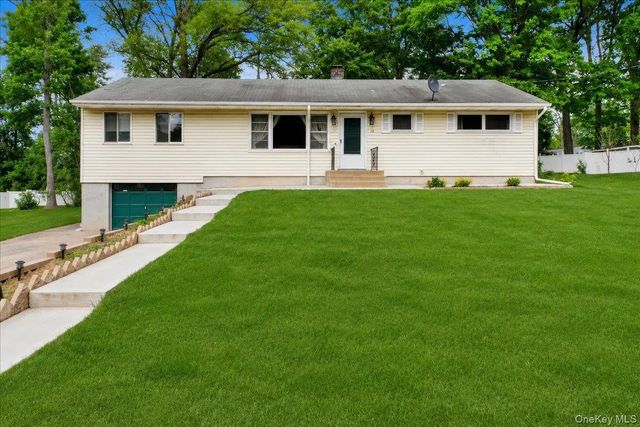 12 Elizabeth Lane, New Windsor
