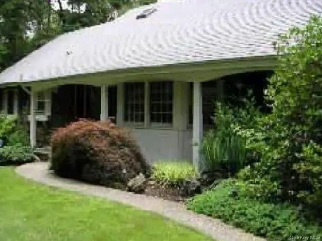 27 Spinning Wheel Lane, Dix Hills