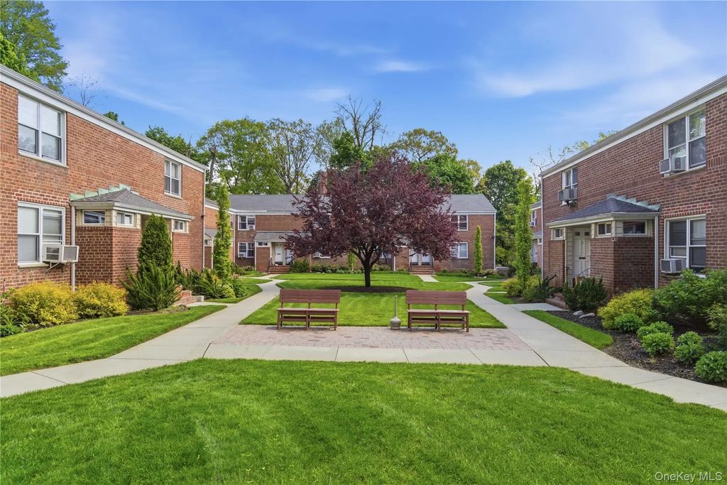 83 Edwards Street # 2a, Roslyn Heights