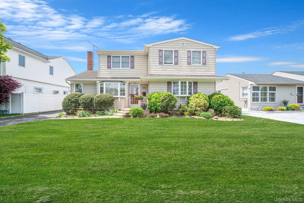 568 Chestnut Lane, East Meadow
