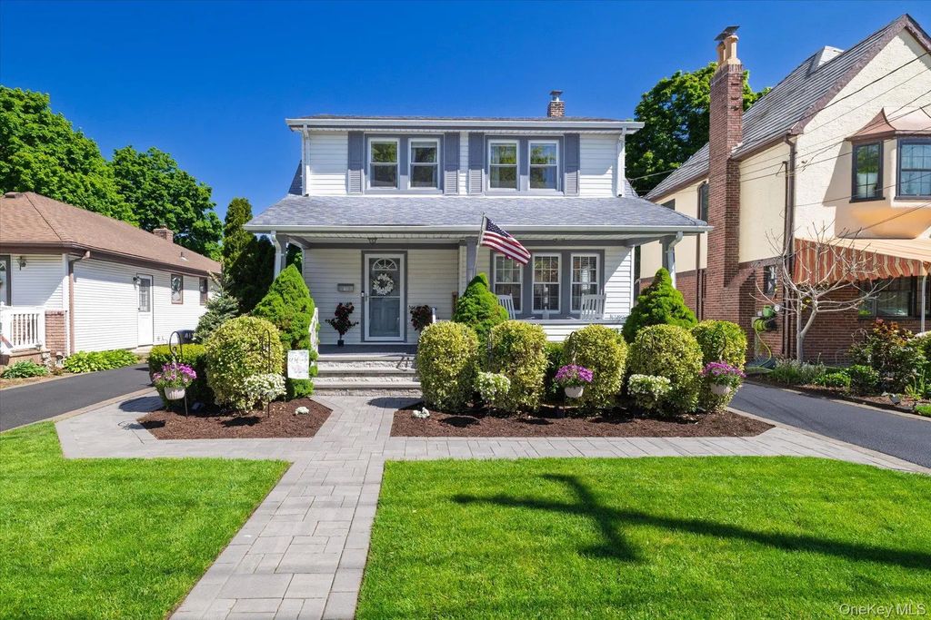 43 Nassau Boulevard, Malverne