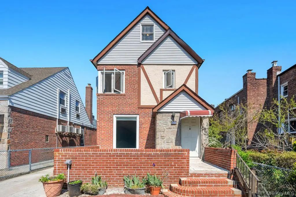 6210 Boelsen Crescent, Rego Park