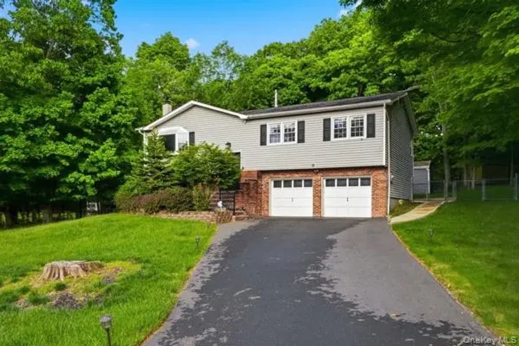 31 Laura Road, Monroe