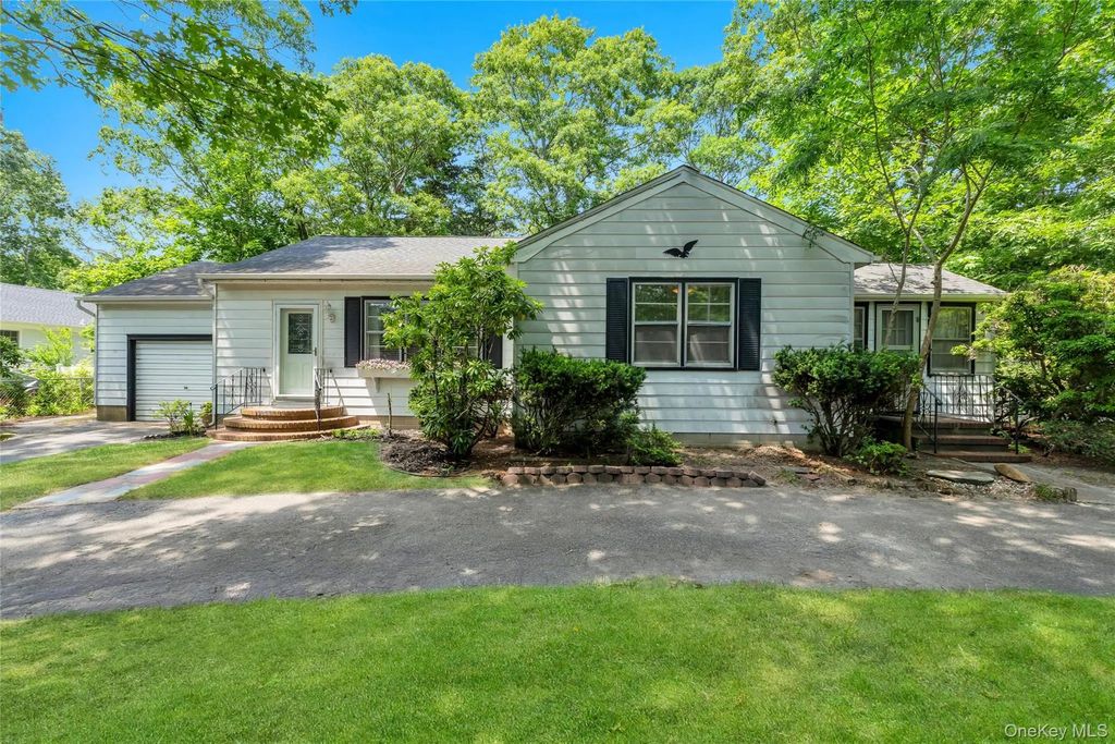 62 Squires Avenue, East Quogue