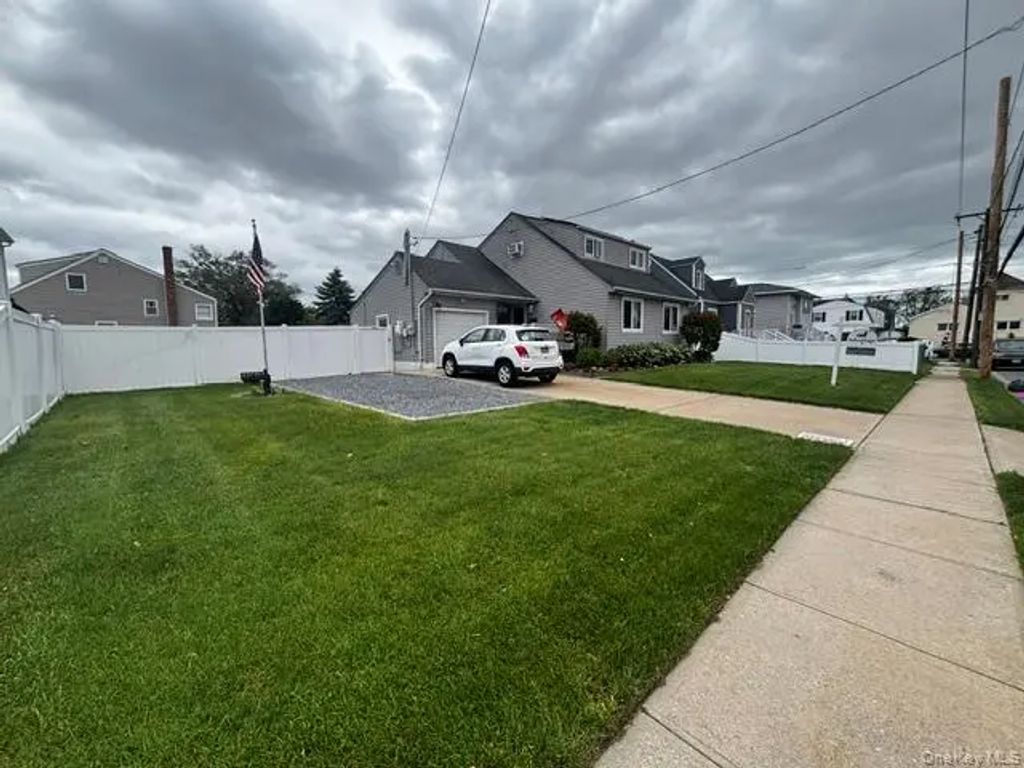 101 Buena Vista Boulevard, Lindenhurst