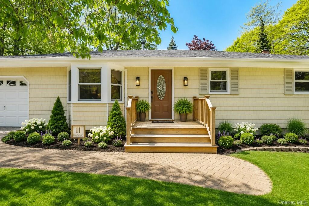 11 Oakwood Drive, Wading River