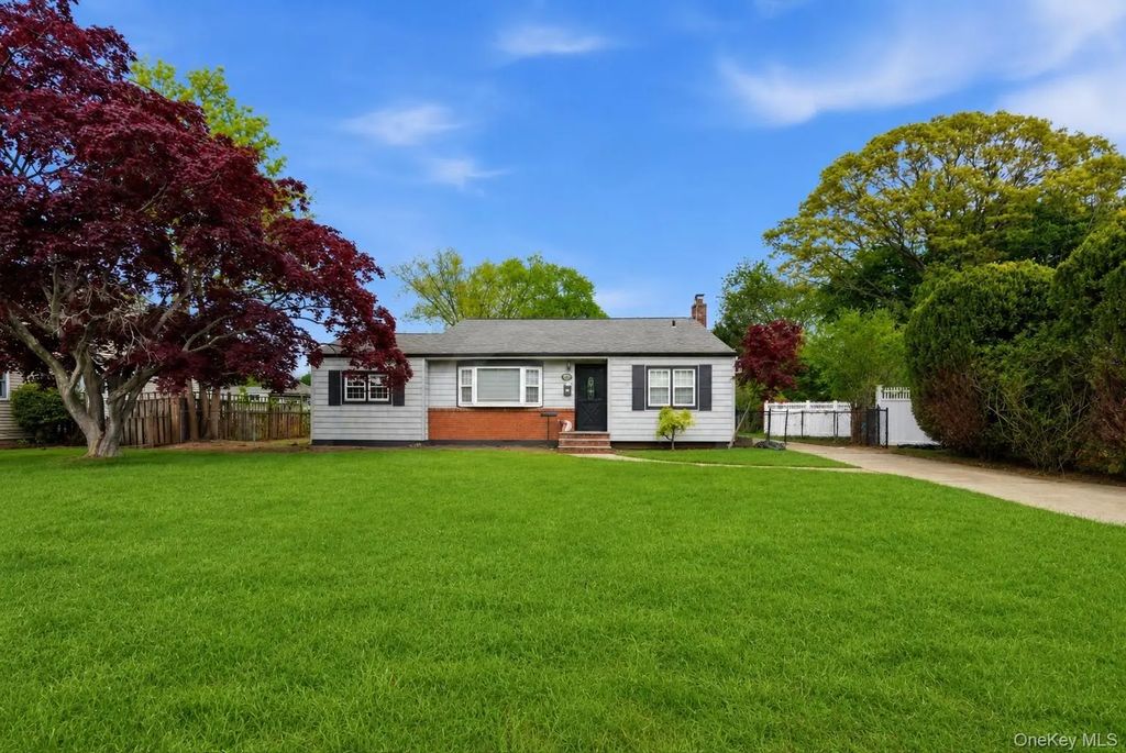 1413 Peters Boulevard, Bay Shore