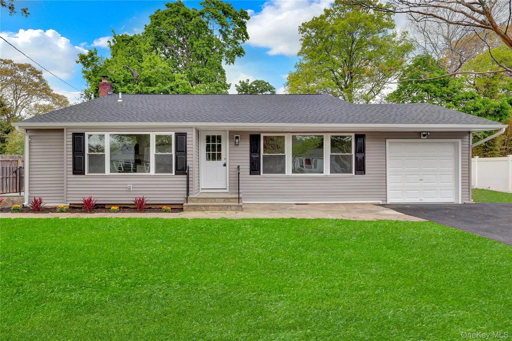 15 Glenwood Lane, Huntington