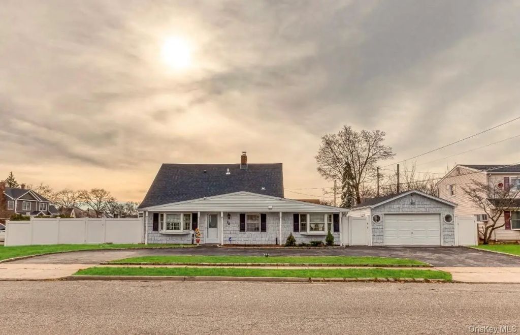 70 Sycamore Lane, Levittown